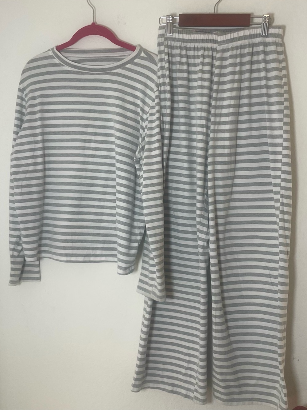Women’s gray white striped 2 piece lounge set long sleeve wide leg pants S